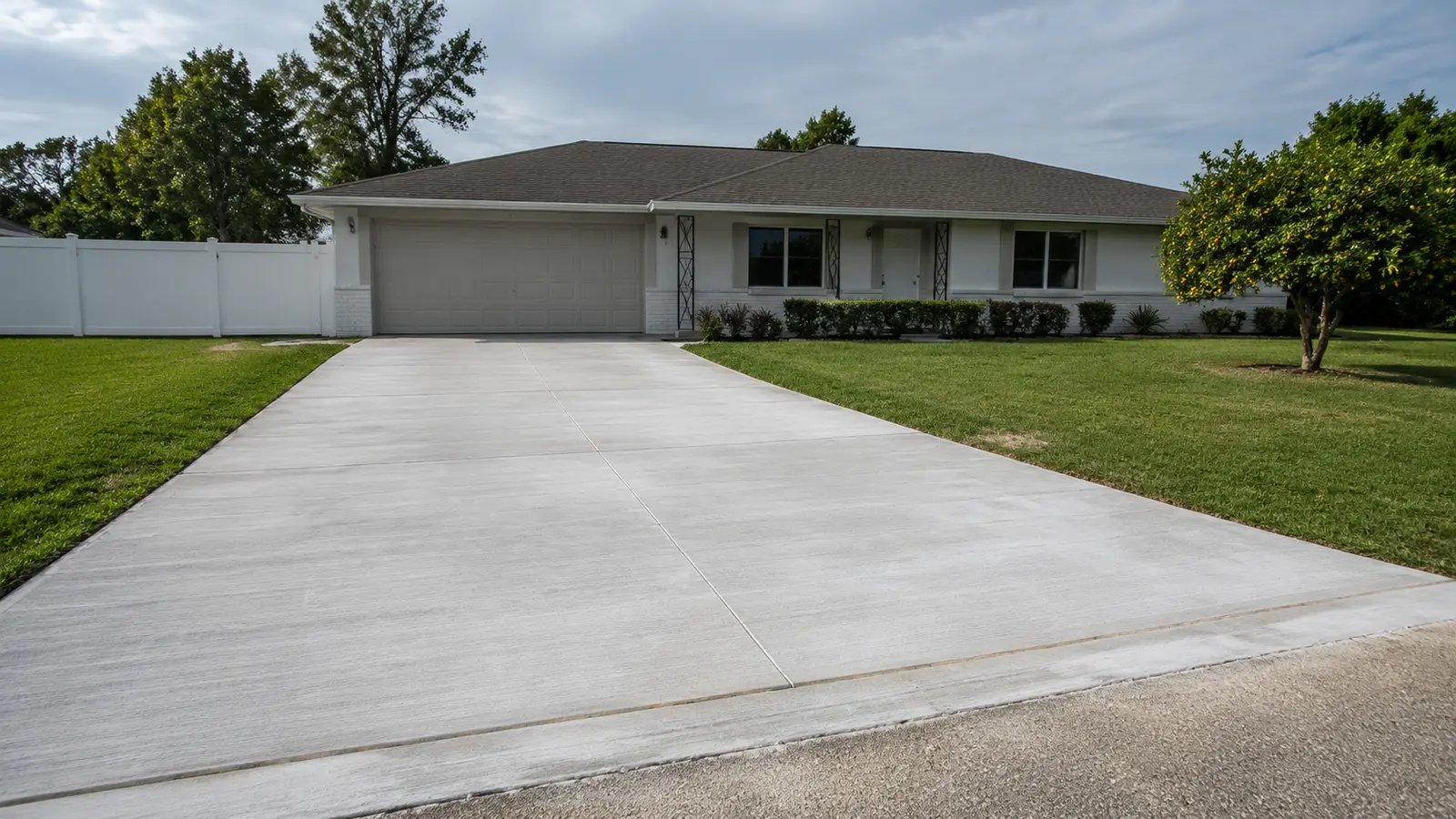 Concrete driveway in Auburndale, FL