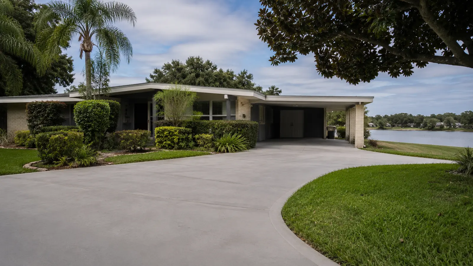 Concrete driveway in Crystal Lake, FL